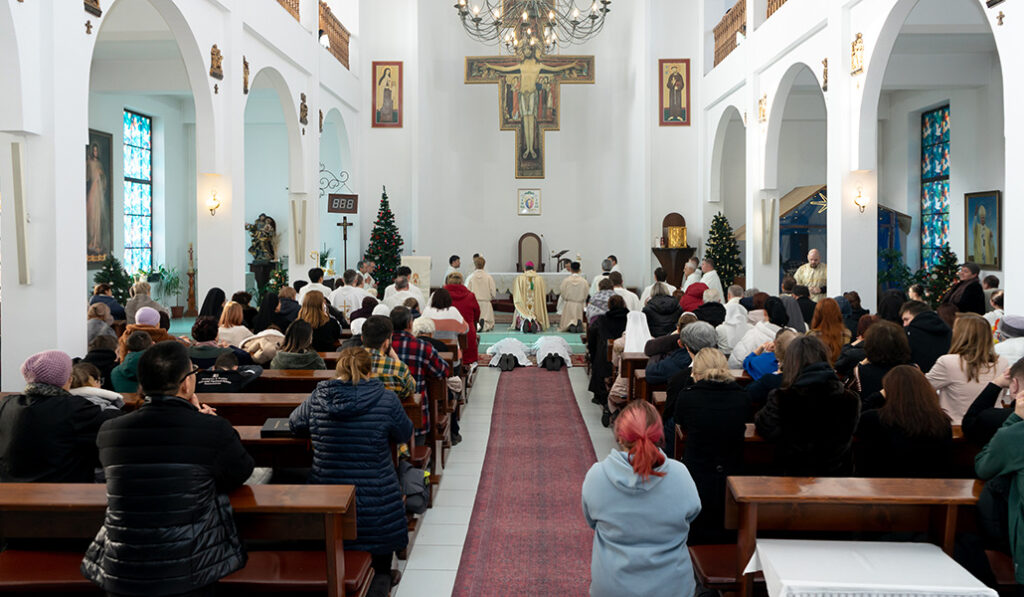 Momento de la invocación a los santos durante la celebración