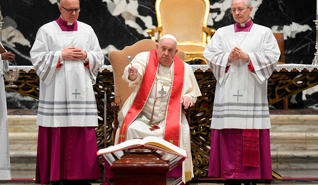 El Papa Francisco durante el rito de la última 'Commendatio' y 'Valedictio' en los funerales del cardenal Amato