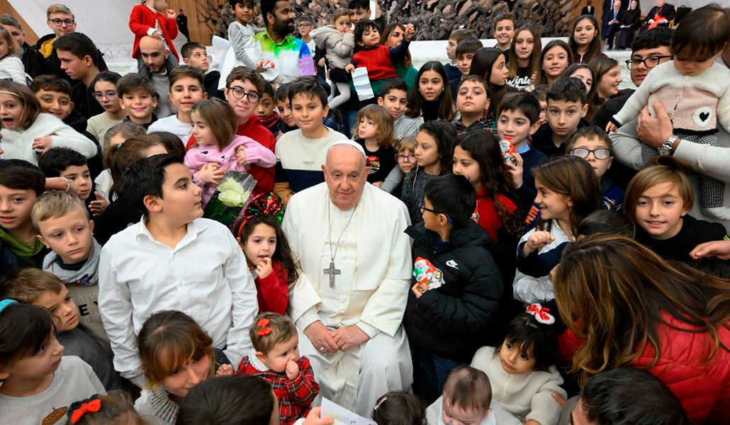 Francisco saluda a los hijos de los empleados del Vaticano en una audiencia