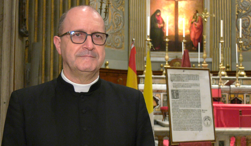 El rector de la iglesia de Santiago y Montserrat dentro del templo