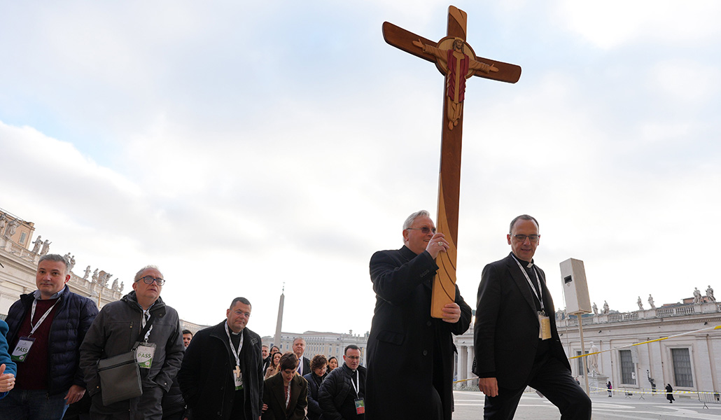 Delegación de periodistas españoles camino de la Puerta Santa de la basílica de San Pedro