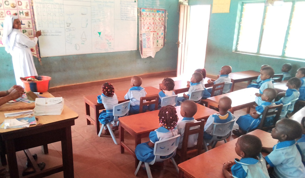 La congregación se dedica a la educación, además de a la atención sanitaria y la pastoral.