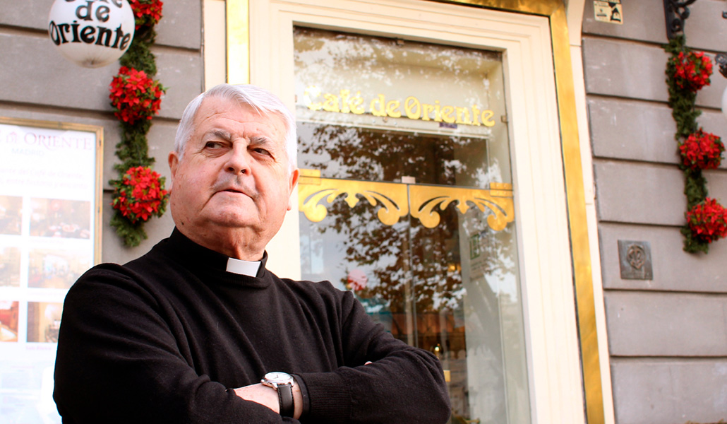 Luis Lezama, ante las puertas del Café de Oriente, en Madrid, una de sus numerosas iniciativas