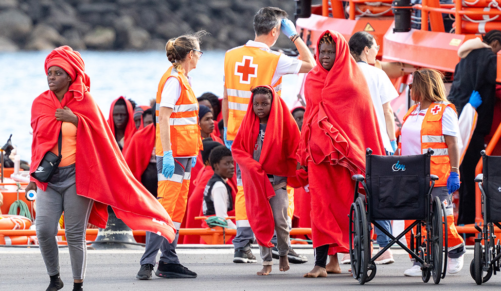 Migrantes en el muelle de Arrecife (Lanzarote) llegados el día 6 de enero de 2025.