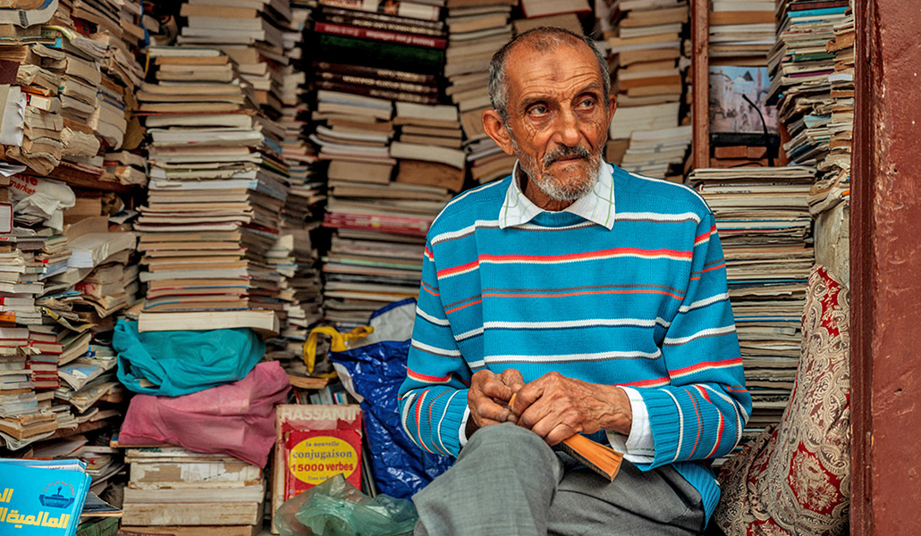 Aziz lleva 60 años en el oficio de librero. Aquí, en su pequeño local en el centro de Rabat