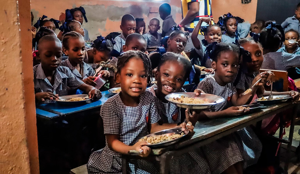 Niños de Haití reciben la comida de Mary's Meals, en un colegio