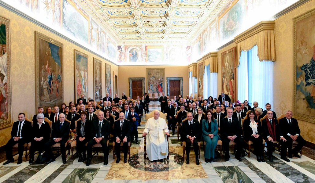 Francisco con los miembros de la Archicofradía de los Santos Juan Bautista y Evangelista de los Caballeros de Malta, de Catanzaro