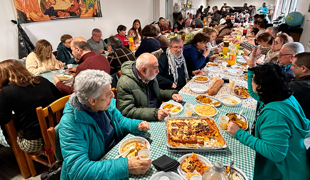 Encuentro de fieles y migrantes en la parroquia