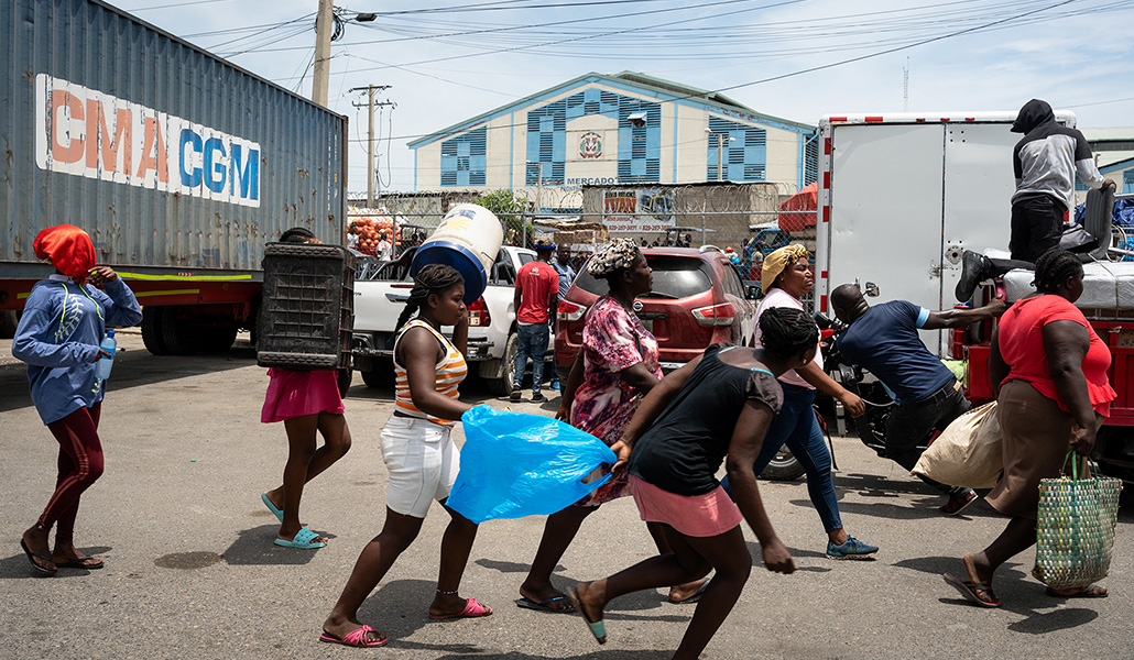 Un grupo de haitianos frente a la aduana en Dajabón, en el cruce fronterizo entre República Dominicana y Haití