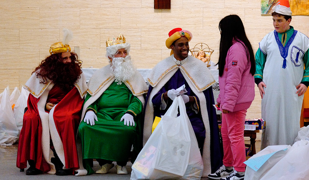 Gaspar, Melchor y Baltasar reparten regalos en la parroquia de Santa Beatriz