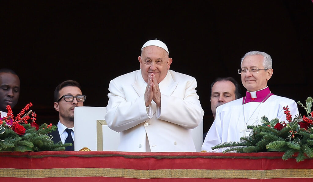 El Papa Francisco tras su mensaje y la bendición 'urbi et orbi' desde el balcón central de la basílica de San Pedro el 25 de diciembre