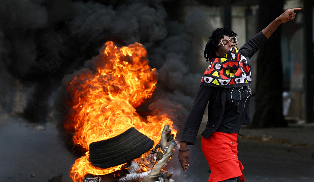 Una barricada en llamas durante las protestas en Maputo (Mozambique) el 7 de noviembre