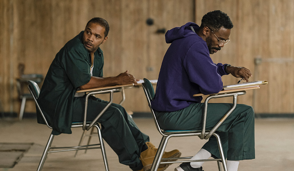 Clarence Maclin (izquierda) se interpreta a sí mismo. En este fotograma, con Colman Domingo en el aula de ensayos