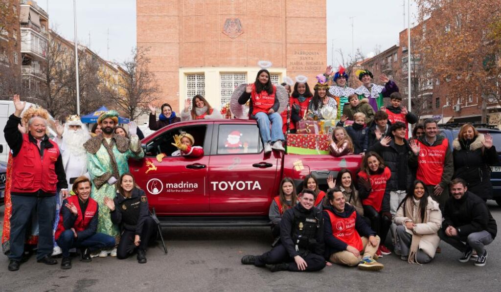 Voluntarios, trabajadores y usuarios de Fundación Madrina en la plaza de San Amaro