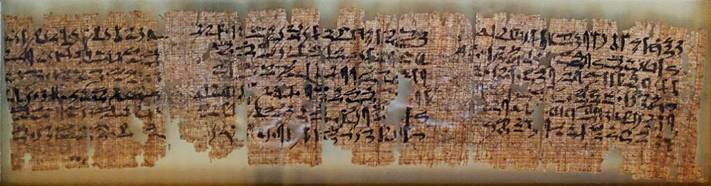 Papiro con la historia de Sinuhé en escritura hierática. Museo Nuevo de Berlín (Alemania)