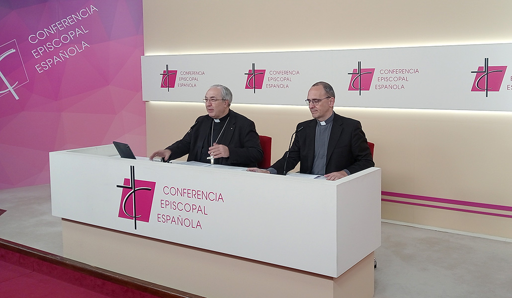 El secretario general de la CEE (izquierda) durante la rueda de prensa