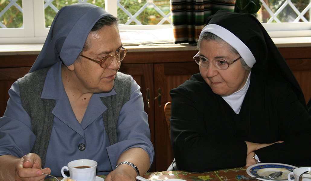 Sor Victoria Vicente (derecha), cuando aún era celadora, con una misionera