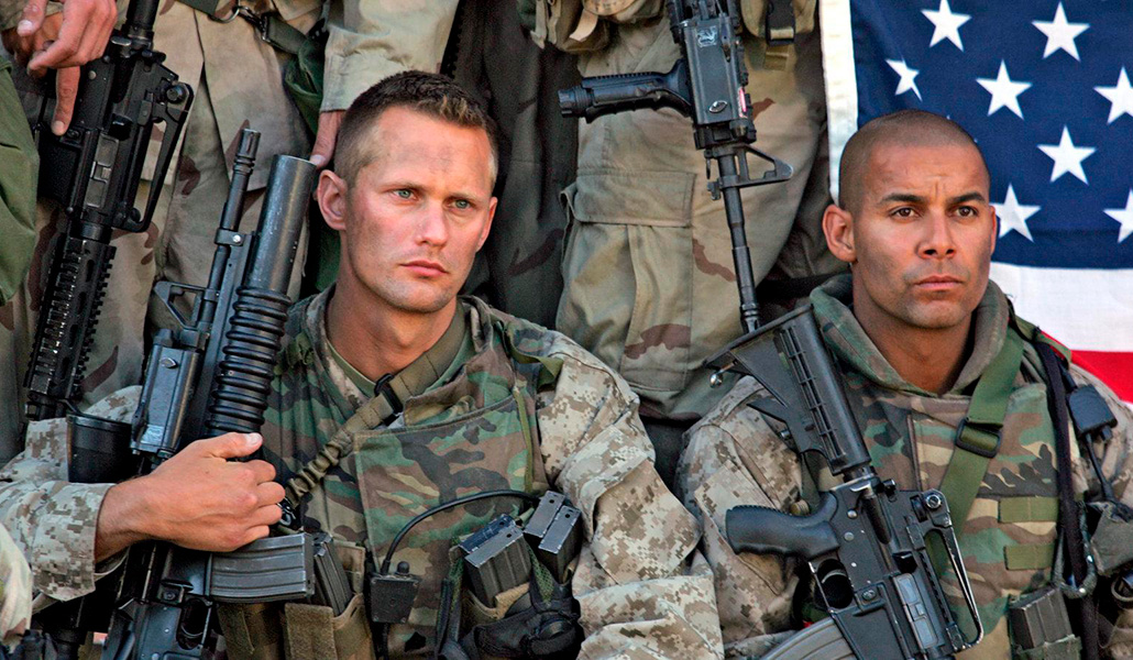 os actores Alexander Skarsgård y Jon Huertas en un fotograma de la serie.