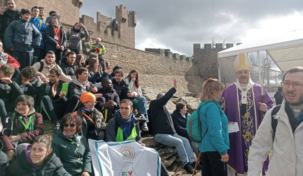 El obispo de Pamplona junto a un grupo de jóvenes en el castillo de Javier