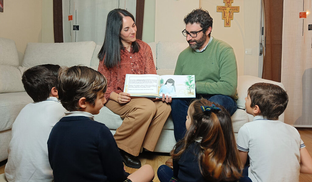 Laura y Álex leen el libro en casa junto a sus cuatro hijos vivos