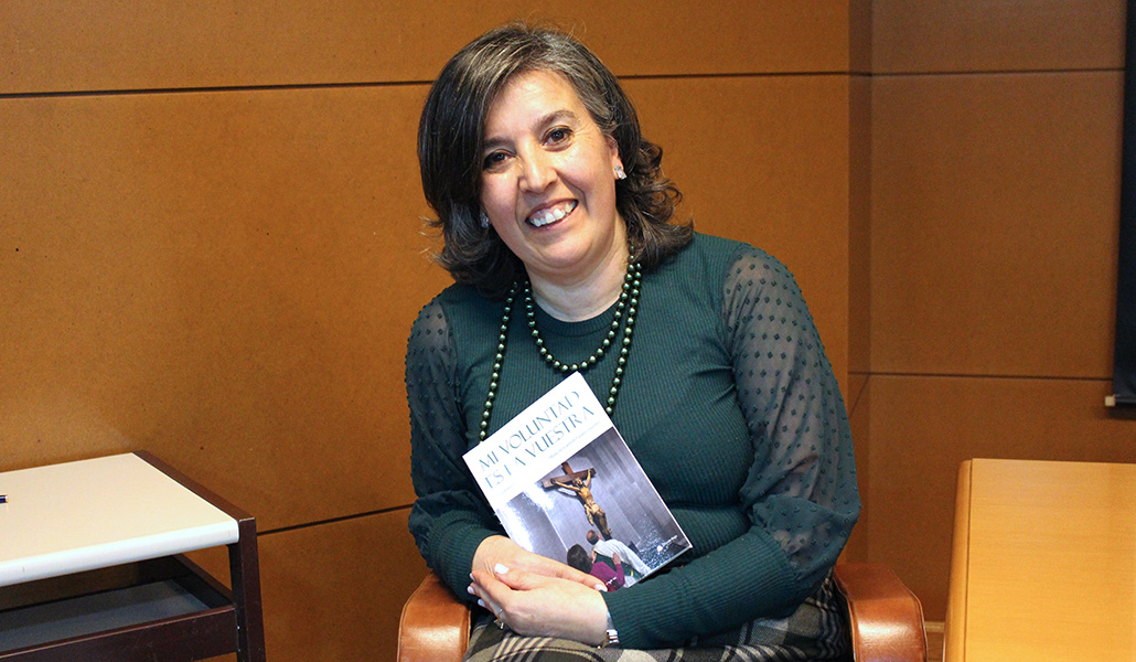 María del Carmen tras presentar su libro en el Colegio Sagrada Familia de Moratalaz el 27 de febrero