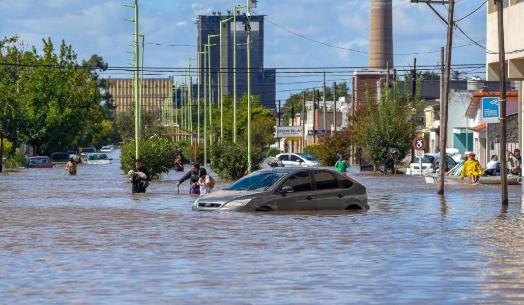 Coche parcialmente cubierto por el agua en Bahía Blanca.