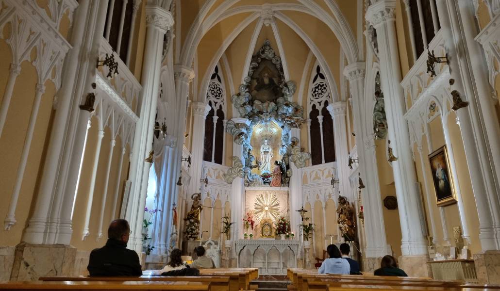 Interior de la capilla de adoración perpetua Cachito de Cielo