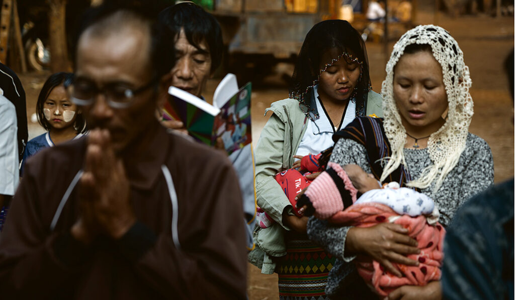 Oración en un campo de refugiados por las víctimas del terremoto