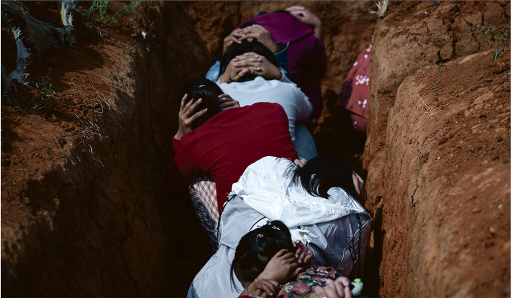 Los niños se refugian en una trinchera mientras pasa un bombardero