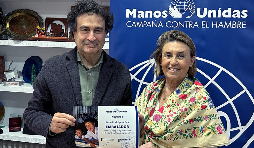 Pepe Rodríguez junto a Cecilia Pilar, presidenta de Manos Unidas