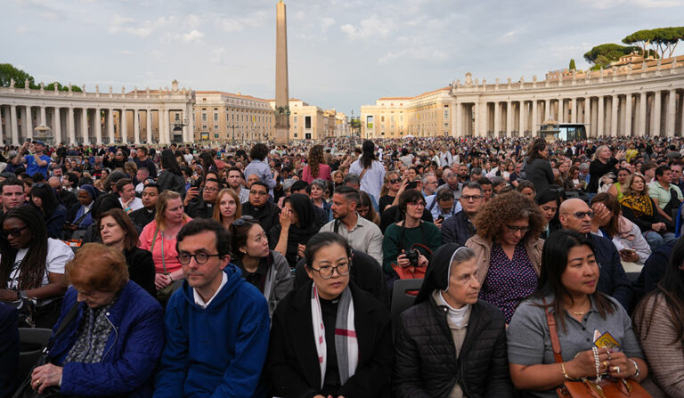 Miles de personas se reúnen en la plaza de San Pedro para rezar el rosario por el Papa el 21 de abril