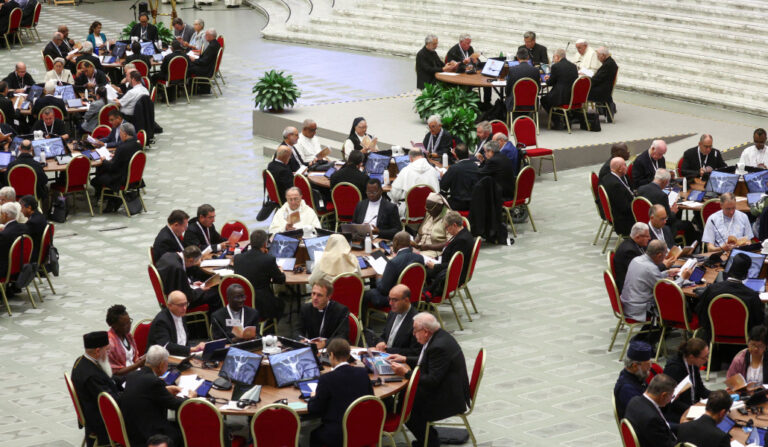 El Papa participando en el Sínodo