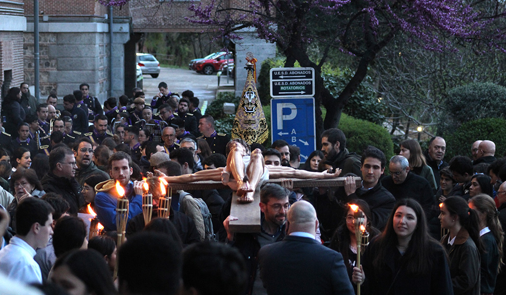 3 Salida del vía crucis desde dentro del recinto del Seminario Conciliar de Madrid
