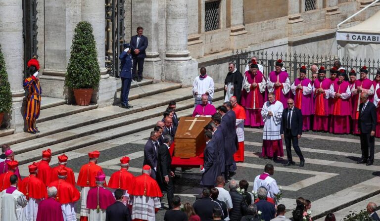 Los portadores del féretro llevan el ataúd del Papa Francisco dentro de la Basílica de Santa María la Mayor en Roma
