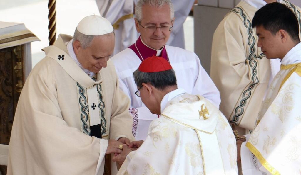 El cardenal filipino Tagle le coloca el Anillo del Pescador al Santo Padre durante la Misa de inicio de pontificado