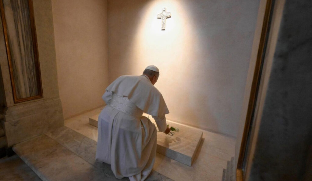 León XIV deposita una rosa blanca en la tumba de Francisco