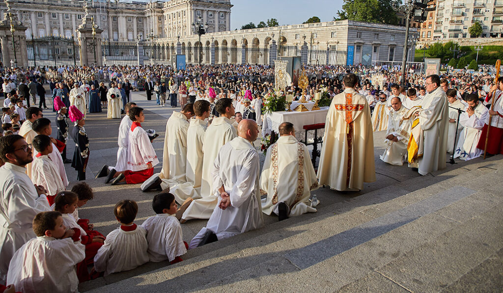 Adoración al concluir la procesión por el centro, en la tarde del domingo