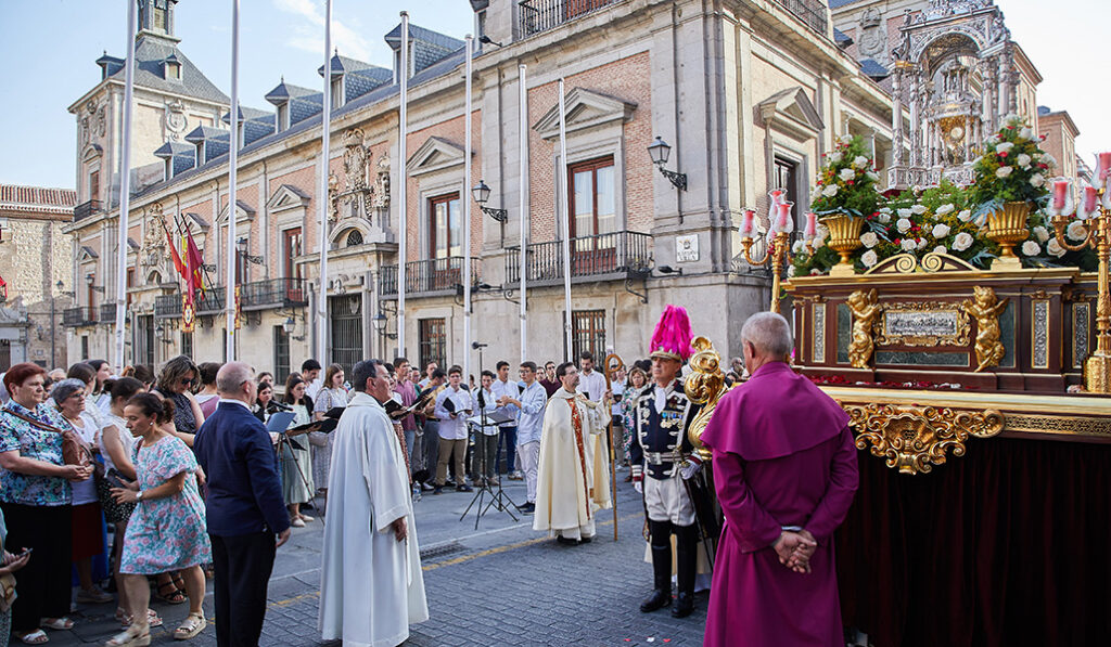 La procesión, a su paso por la madrileña plaza de la Villa