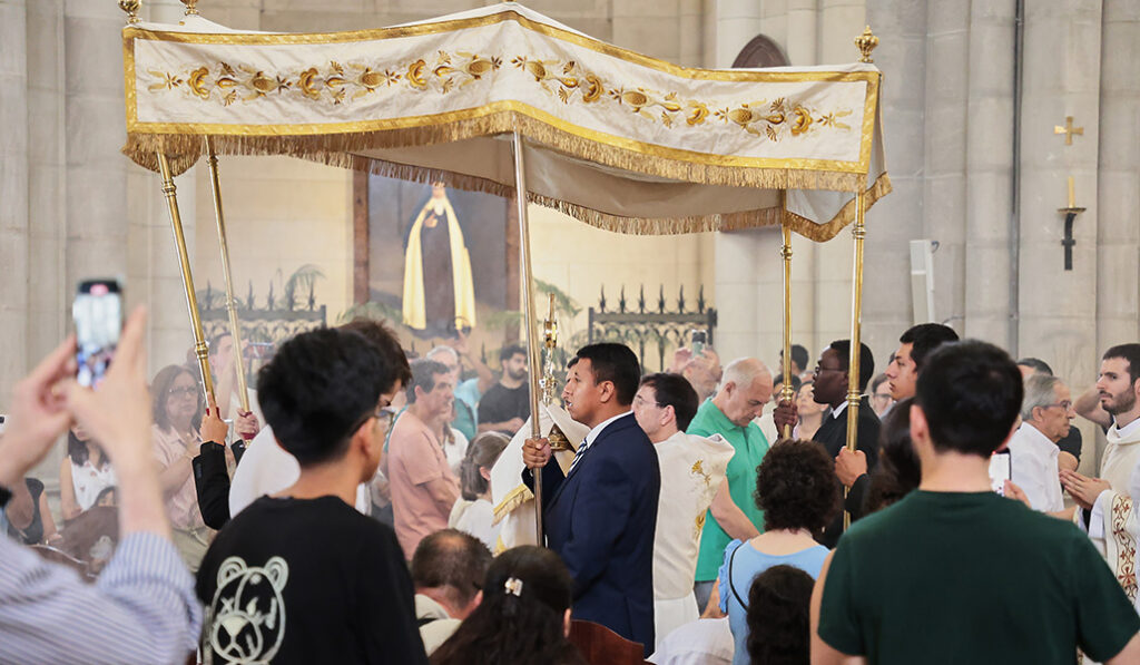 Procesión por el interior de la catedral después de la Eucaristía de la mañana