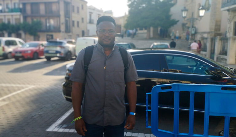 El espiritano en la plaza Mayor de El Molar, el arciprestazgo donde sirve.