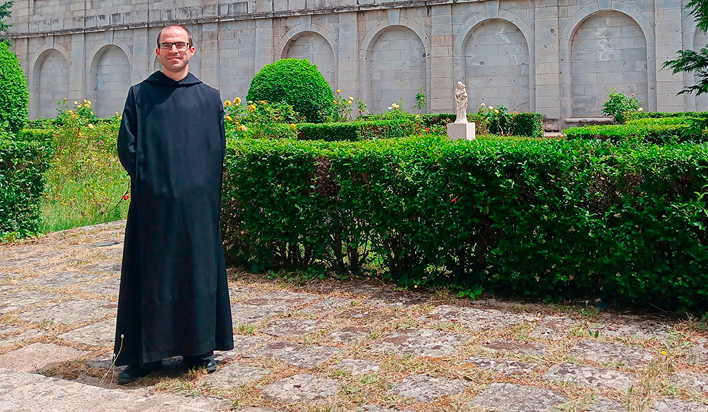 El padre Miguel, tras su ordenación, en el claustro de la abadía.