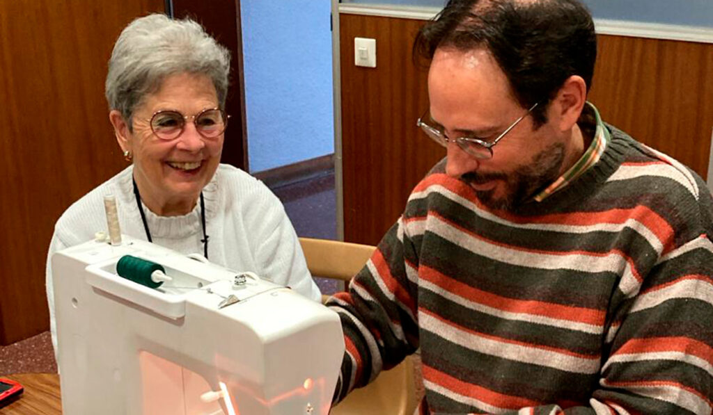 Esperanza enseña a Alberto sus habilidades con la costura