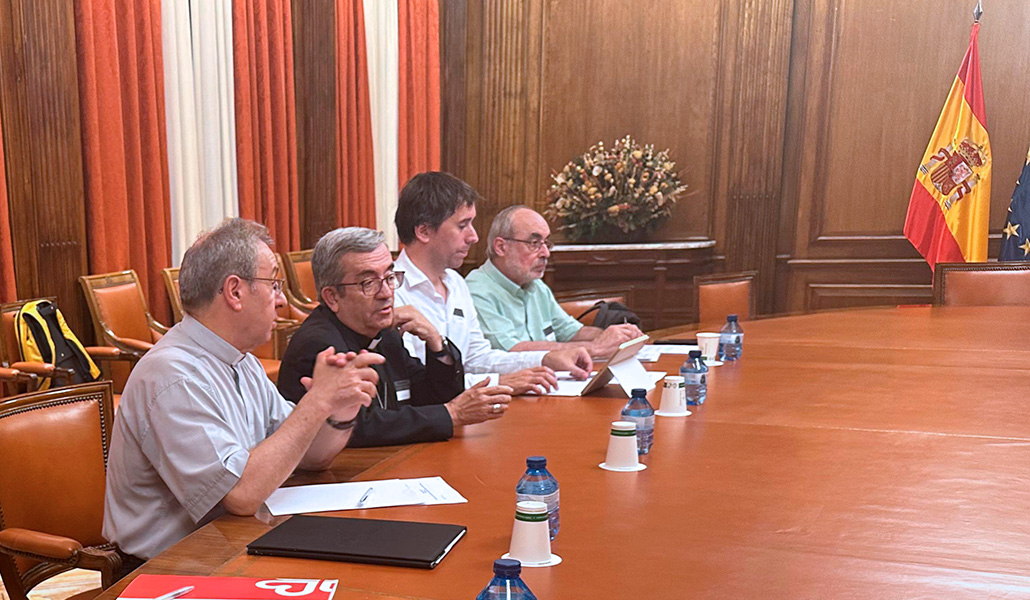 Parra, sentado a la izquierda del presidente de la CEE, durante su reunión con el partido socialista