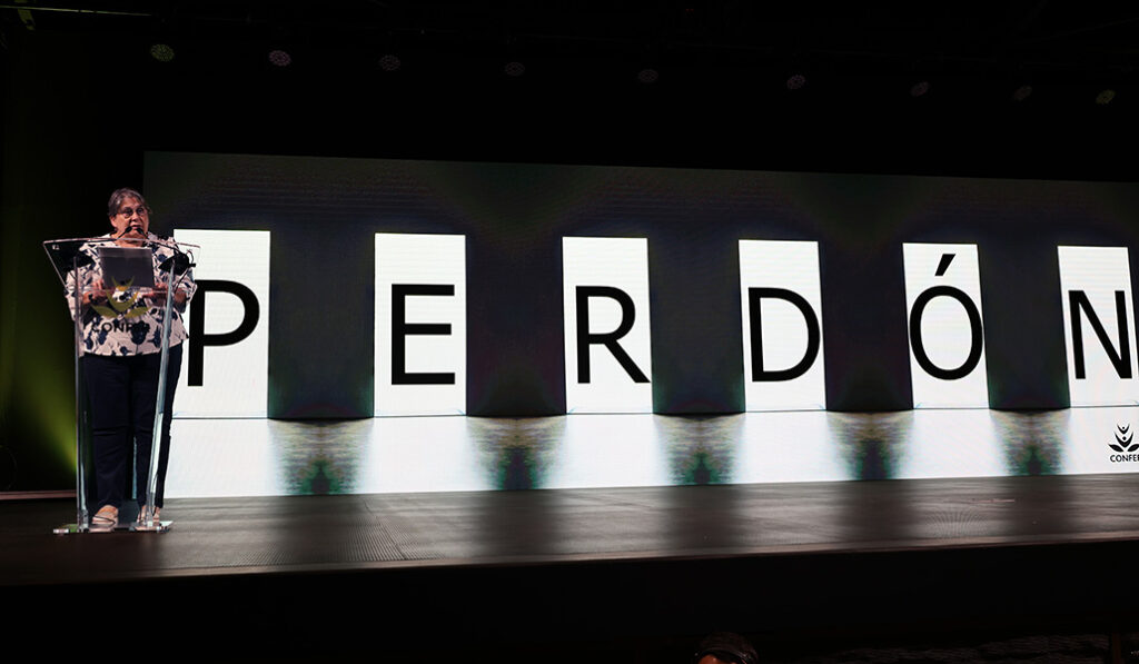 Una de las religiosas que participó en el acto leyendo el manifiesto de perdón.