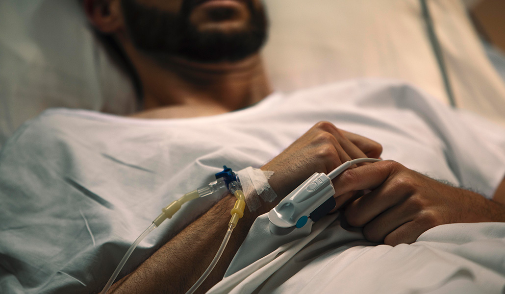 Foto de recurso de un hombre hospitalizado