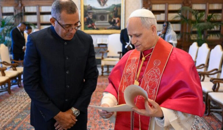 El Papa con Carlos Manuel Vila Nova, el presidente de Santo Tomé y Príncipe