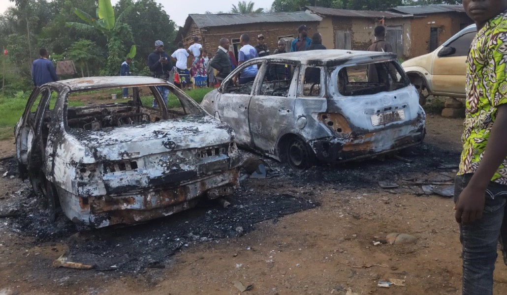 Coches quemados en Komanda.