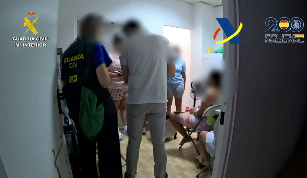 Los agentes durante la liberación de algunas de las mujeres explotadas.