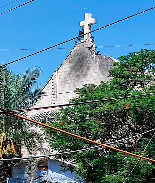 El disparo rompió la fachada y lanzó fragmentos al suelo.