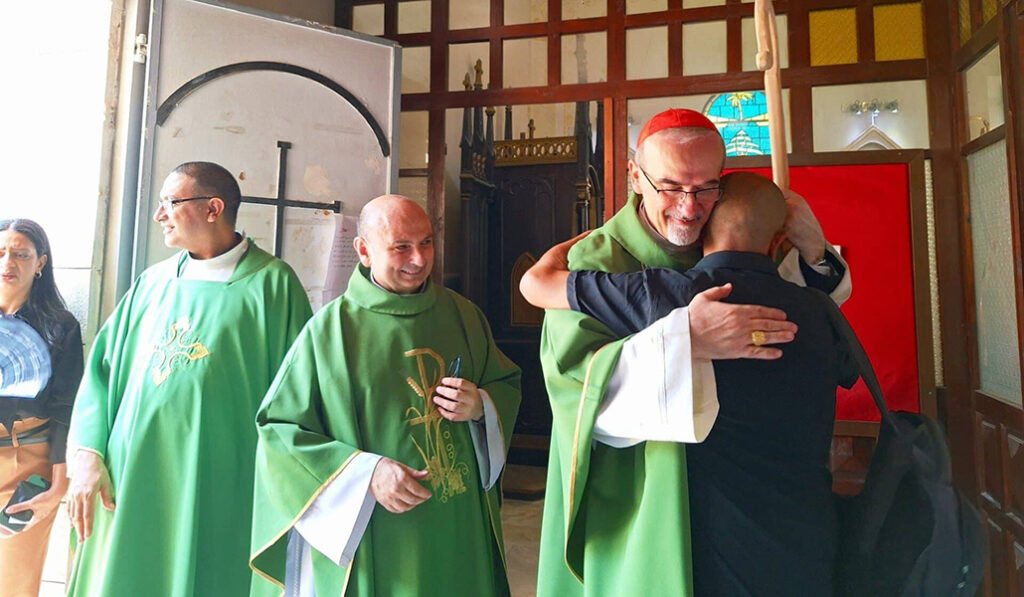 Pizzaballa saluda a un feligrés el domingo.